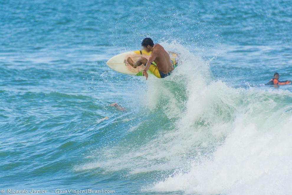 Imagem de um sursita profissional na Praia da Tiririca.